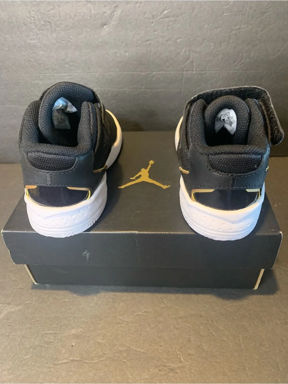 Jordan Max Aura 4 Toddler 10C Basketball Sneakers Black & Gold. NIB